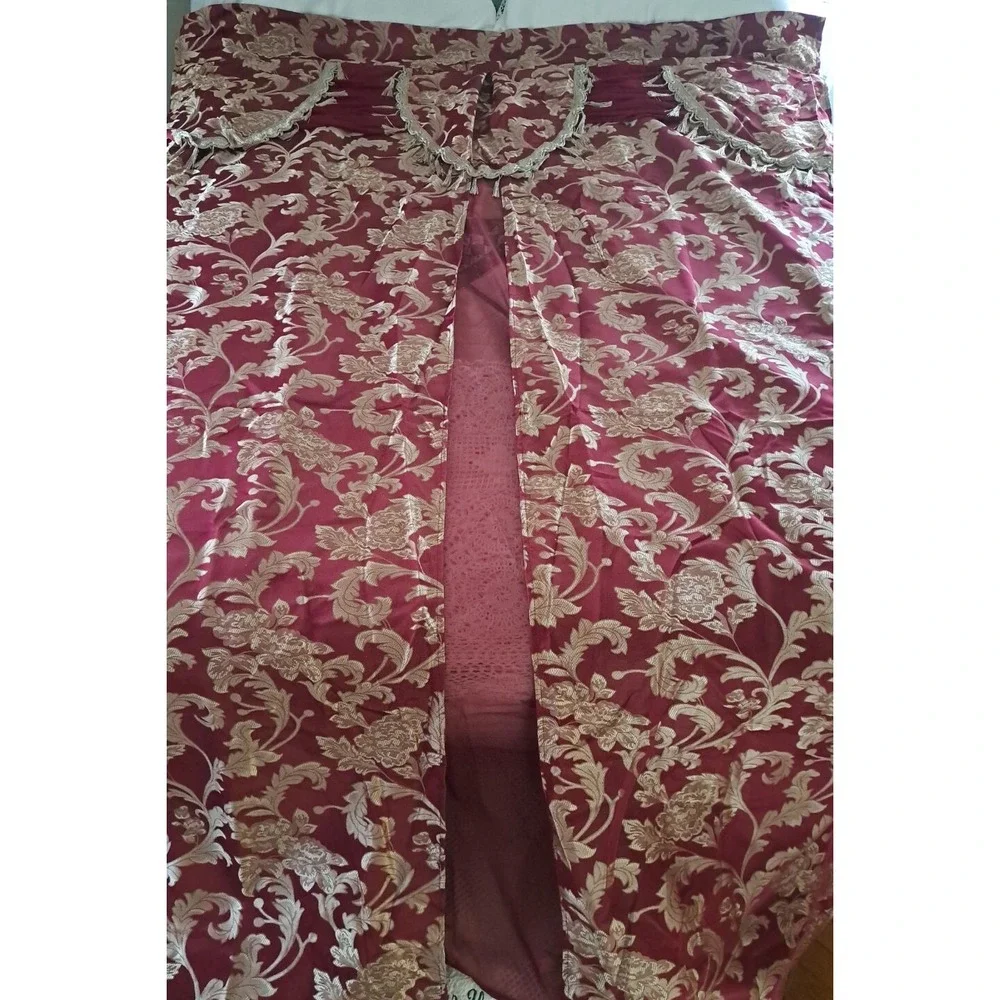 Jacquard Burgundy & Gold 84